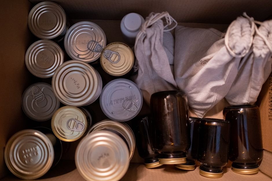 Armário de apartamento urbano com água, alimentos não perecíveis e kit discreto para autonomia pessoal em crises